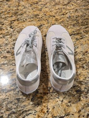 Vans off the wall sneakers. Size 9.5 men's 11 women's